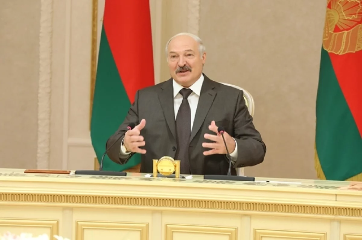 Лукашенко заявил, что сейчас доллар и евро никому не нужны